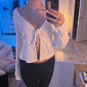 Knyttopp från Brandy Melville - Vit knyttopp från Brandy Melville, för stor runt midjan för mig och är relativt oanvänd ❤️