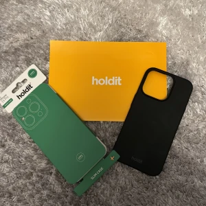 Skal IPhone 15 Pro - Säljer min iphone 15 pro skal från holdit eftersom jag beställde fel och kan nu inte lämna tillbaka den. Inga fel på den och är helt ny. Det är hard case. 
