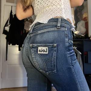 Mid waist jeans med bootcut och fram fickor (W28 L36). Märket är Lois och är i bra skick och knappt använda även om de är secondhand. Jag är 175cm.