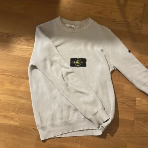 Stone island stickad tröja  - Tja, jag säljer min stone island stickad tröja eftersom den kommer inte till användning längre den är i jättebra skick, inga håll eller liknande. För flera  frågor kom privat 