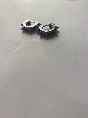 Fake Edblad. - Hej! Säljer nu dessa fake Edblad örhängen då de inte kommer till användning. Köptes för 25-30kr. Säljer för 15kr + frakt 14kr. Sparsamt använda