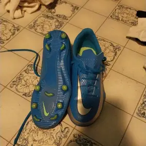 Nike fotbolls skor använda 2-3 gånger