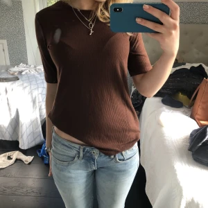 Brun tröja  - Najs tröja 