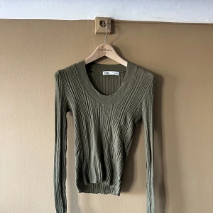 Zara tröja - Tunt stickad med långärm från Zara! Super fin till hösten❤️storlek Small men stretchig så skulle säga att den funkar på XS-M.  Säljer massa saker då jag flyttat, kika gärna!! Möts upp om så önskas