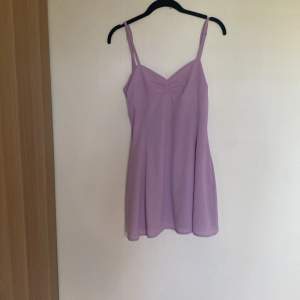 Jätte söt klänning från Gina Tricot💞den har används fåtal gånger, säljer för att de inte kommer till användning, priset kan diskuteras💞