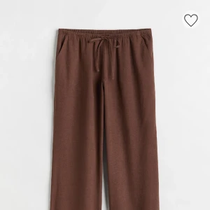 Linnebyxor - Bruna linnebyxor ifrån hm. Mysiga till hösten. Säljer pga att dem är för korta på mig som är 167. ( lite skrynkliga så de ser kortare ut än vad de e)