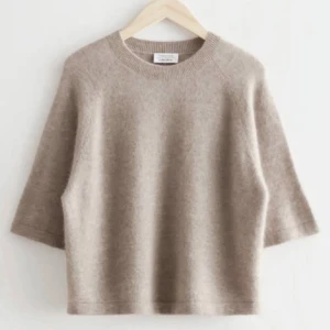 Stickad T-shirt  - Fin stickad T-shirt från &other stories i bra skick! Köparen står för frakt 🤍slutsåld på hemsidan 