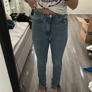 högmidjade jeans med slit - ett par högmidjade blåa jeans med slit vid foten , jättesköna och sitter bra på.