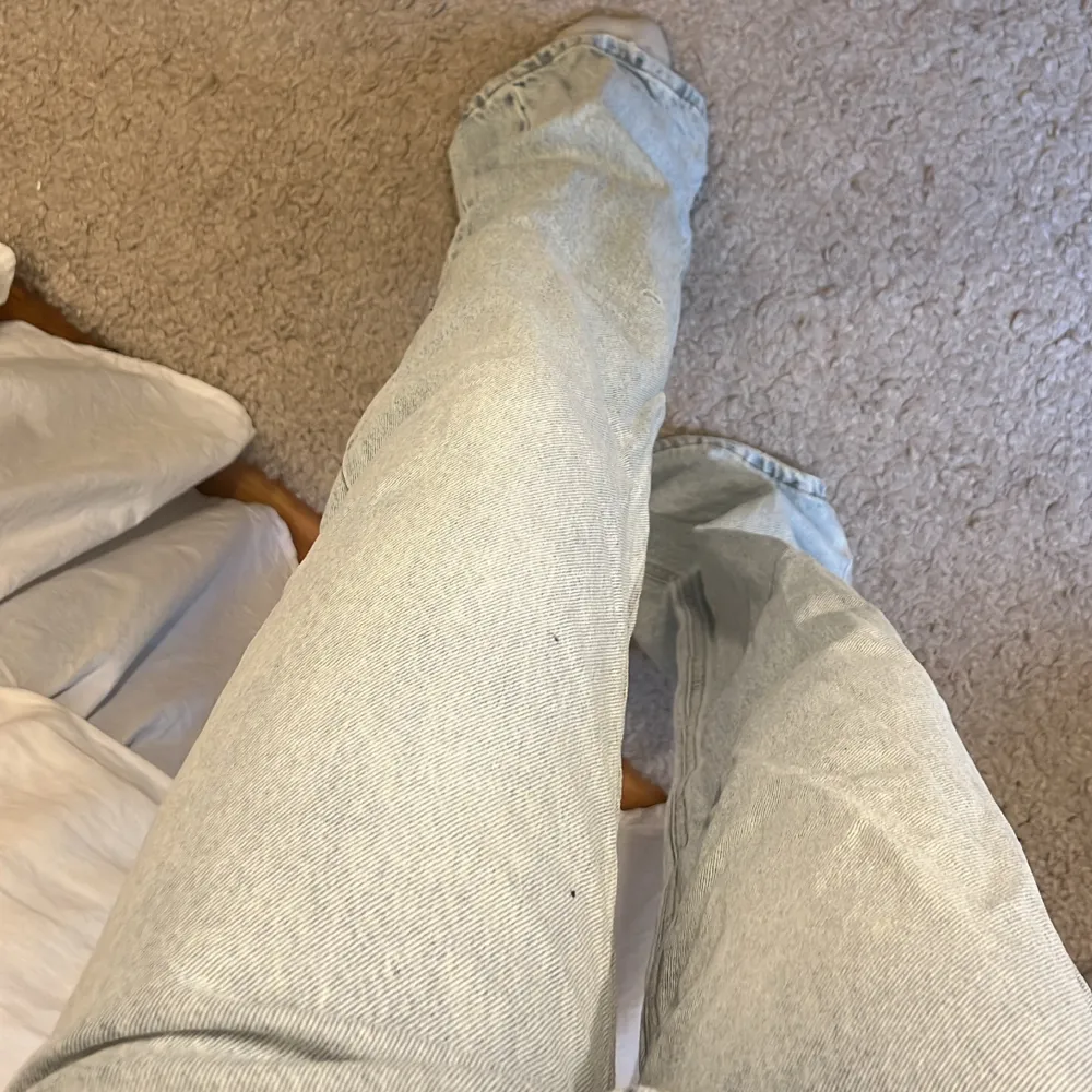 Ett par raka jeans som är något baggy i storlek 34. Aldrig använda. Något stora i storleken. Använd gärna köp nu funktionen. . Jeans & Byxor.