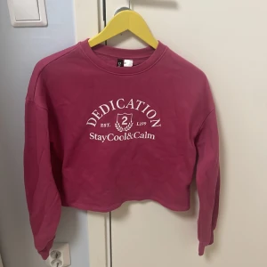 Mörkrosa sweatshirt med tryck  - I bra skick 