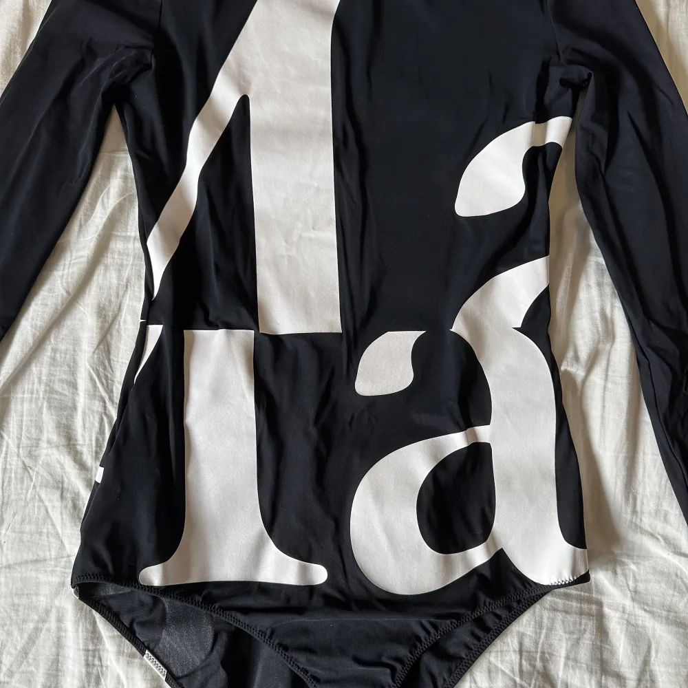 Maison Margiela logo-print long-sleeve bodysuit in black. Inga defekter men jag har inte heller ett kvitto.   Säljs för att den tyvärr är för stor för mig, checkad av ettresex för legitimitet, Originalpris ca $387. Toppar.