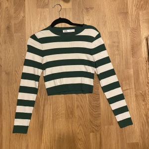 Zara tröja - Säljer min fina randiga zaratröja på grund av stilbyte💐 