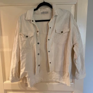 Skjorta från Pull&Bear - Skjorta från Pull&Bear. Stl S.