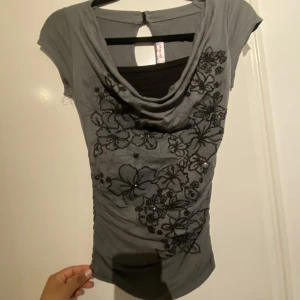 Y2k topp - Aldrig använd! Kan bäras både on- och offshoulder! Sitter jättefint💐