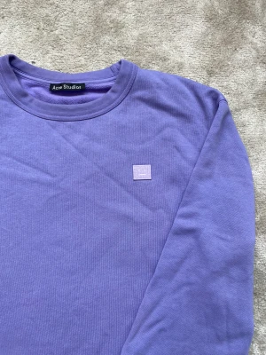 Acne Sweatshirt - Acne Crew Neck sweater unisex i storlek L (passar även M). Tröjan är i fint skick men har tecken på användning, framförallt på muddarna🙂