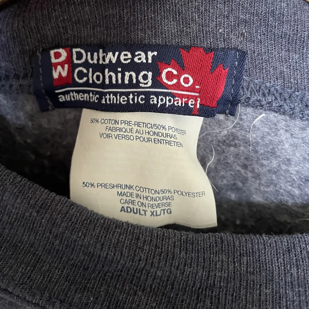 Säljer nu min VIU tröja som är gjord i Kanada i storleken XL. Den är gjord för vinter sport därför så varm och mysig. . Hoodies.