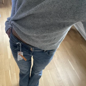 Lågmidjade jeans - Säljer dessa helt perfekta  Lågmidjade jeansen med jättesnygga fickor❤️Helt oanvända med lappen kvar, andvänder inte pga har många  andra jeans❤️priset kan diskuteras kontakta för mer bilder🥰