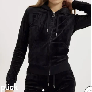 Svart juicy tröja - Ompublicering och billigare pris! Säljer toppen i m, endast använd 1 gång, fel storlek för mig! 