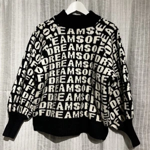 Stickad tröja - Marinblå och vit, använd ett par gånger men i väldigt bra skick.