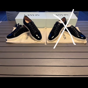Lanvin skor  - Tjena! Säljer dessa helt nya oanvända lanvins skor köpta ifrån Farfetch. Storlek 9 (43)  i svart färg.  Skoboxen och en skopåsen följer med.  Pris: 3700kr, nypris ligger på 4300 i NK (Sverige).  Kvitto finns! Vid fler frågor är det bara att skriva privat!