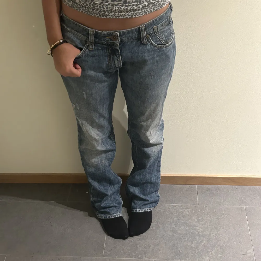 Lågmidjade jeans som sitter ganska straight. Passar mig som är 170cm. Kom privat för frågor!. Jeans & Byxor.