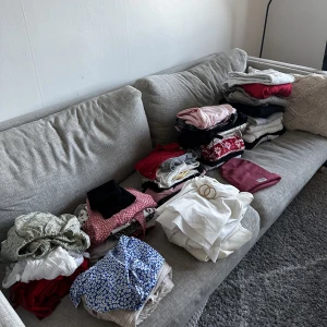 Kläder - Säljer allt som ett paketpris, de mesta i storlek xs, något i S. Allt från hoddies, stickade tröjor, mjukisbyxor, klänningar, toppar, skjortor, kostym &linnebyxor, tröjor kjolar, jackor och mycket mer.
