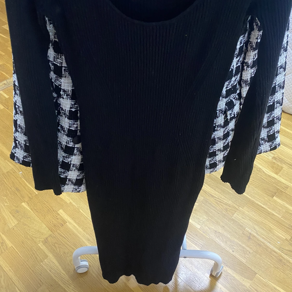 Svart ribbad/stickad klänning