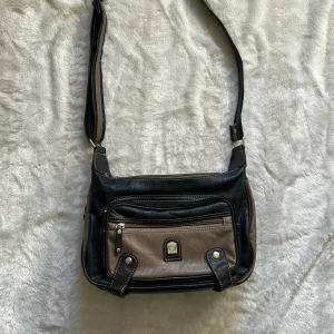 Axelremsväska  - Brun axelremsväska med många fack och blixtlås. Justerbar rem, i bra skick. Skriv för fler bilder. 💞💞