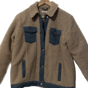 Tjock Vinterjacka  - Tjock Vinterjacka, denim och sherpa trucker, aldrig använt förut, bomull