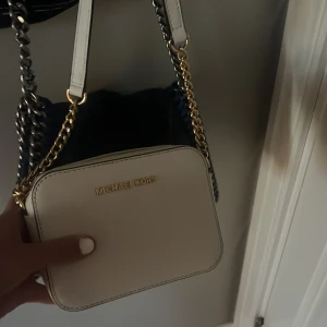 Säljer Michael kors väska  - Säljer denna jätte fina väska, nypris 1700 och säljer för 1300