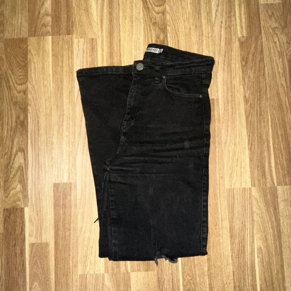 Säljer min svarta (lite urtvättade) vida jeans från Madlady. Hålen på knänen har jag gjort själv. Hittar ej jeansen på deras hemsida (de är nog ur sortimentet). Jeansen är i gott använd skick, passar mig perfekt i längden (är 160cm).. Jeans & Byxor.