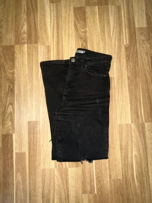 Svarta vida jeans - Säljer min svarta (lite urtvättade) vida jeans från Madlady. Hålen på knänen har jag gjort själv. Hittar ej jeansen på deras hemsida (de är nog ur sortimentet). Jeansen är i gott använd skick, passar mig perfekt i längden (är 160cm).