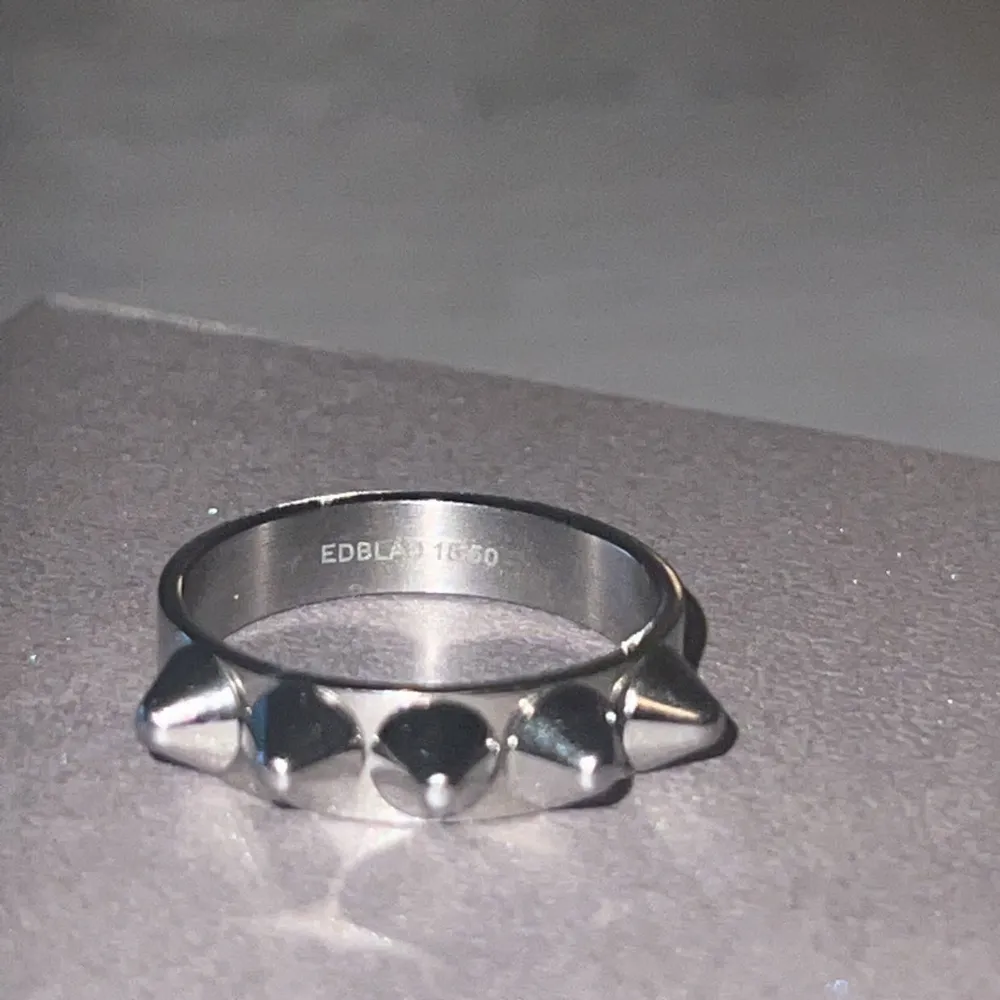 Säljer denna ring från Edblad då den inte kommer till användning längre . Accessoarer.