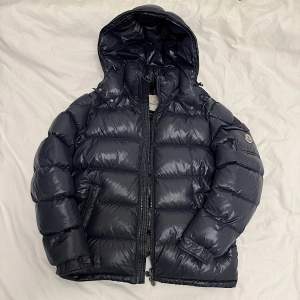 Moncler Maya i färgen Navy.  Storlek 4 (herr). Nypris 15 685 kr.  Sparsamt använd. Köptes på Care of Carl, kvitto kan självklart uppvisas. ✨