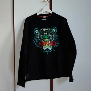 KENZO - Köpte denna KENZO-tröjan till min sambo för x antal år sedan. Det tog inte lång tid innan han växte ur den. Kanske använd max 5 gånger. Otroligt fräsch. Köpt på ”Care of Carl” för 2199 kr.