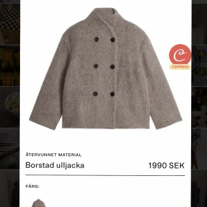 Slutsåld arket vårkappa  - Superfin slutsåld vårkappa i 100% ull från arket. Säljer då jag har en liknande. Inköpt för 1 månad sen och knappt använd. Frakt tillkommer på 50kr eller så möts vi i centrala Stockholm 🫶🏽inköpt för 1990kr.