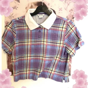 Fin Pikétröja  - Gullig pastellfärgad pikétröja från monki. Aldrig använd och är i storleken xs💗