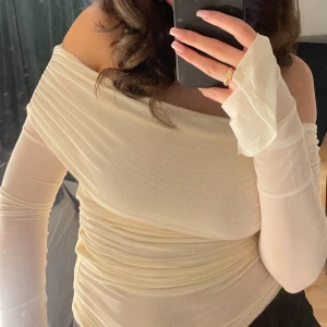 Off shoulder topp - Off shoulder topp från Gina tricot i storlek xs med slits på armen, säljer pga för liten för mig. Endast använd 1 gång. Ord pris 299kr❤️