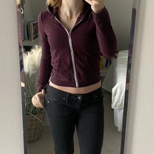 VINRÖD KOFTA - As snygg, strl 146/152. För mig som har xs-s så sitter den ganska tajt vilket oxå är skit snyggt. 