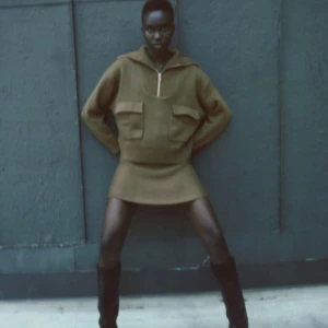 Stickad kjol - Fin stickad kjol från Zara köpt för 2 år sen. För liten därav aldrig använt. Går även att ha som topp! Skriv privat vid fler frågor/bilder 