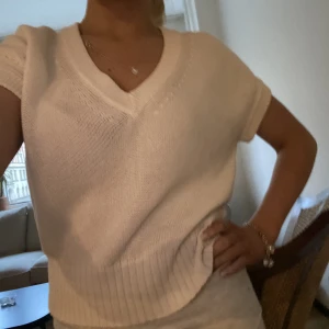 Stickad t-shirt - Så söt v ringad stickad topp från massimodutti. Perfekt skick