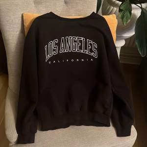 En svart ”Los Angeles Californa” sweatshirt🖤