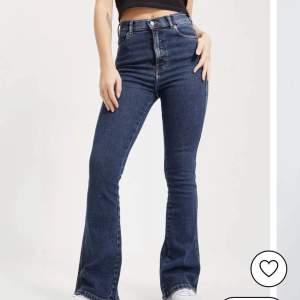 Säljer mina jättefina bootcut jeans från dr denim, köpa på ginatrico. Dom är i jättebra skick och säljs bara för att dom tyvärr blivit för stora för mig. Storlek M, men kan passa både S och L pågrund av strech 