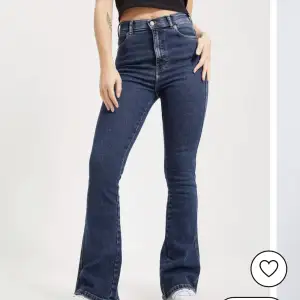 Säljer mina jättefina bootcut jeans från dr denim, köpa på ginatrico. Dom är i jättebra skick och säljs bara för att dom tyvärr blivit för stora för mig. Storlek M, men kan passa både S och L pågrund av strech 