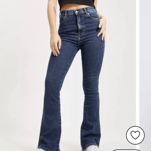 Bootcut jeans - Säljer mina jättefina bootcut jeans från dr denim, köpa på ginatrico. Dom är i jättebra skick och säljs bara för att dom tyvärr blivit för stora för mig. Storlek M, men kan passa både S och L pågrund av strech 