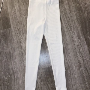 Ribbade vita tights - Säljer mina ribbade vita tights som är från H&M. Dem är helt nya, alltså aldrig använda då dem inte passade.