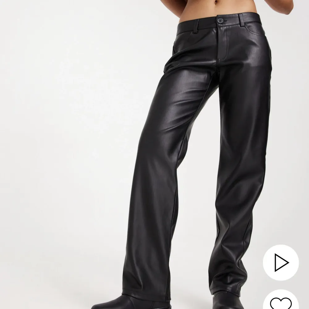 Säljer ett par jätte fina low waist skinn byxor från Nelly. Har enbart använt de 1 ggn. Köpta för 599kr . Jeans & Byxor.