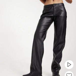 Low waist skinn byxor - Säljer ett par jätte fina low waist skinn byxor från Nelly. Har enbart använt de 1 ggn. Köpta för 599kr 