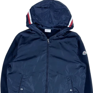 Moncler Cardigan - Moncler Cardigan  Bra skick 7,5/10 Synlig användig men är i utmärkt skick annars! Kontakta gärna mig vid  intresse/funderingar. Kika på vårt breda sortiment på insta ’crepstopse’ 