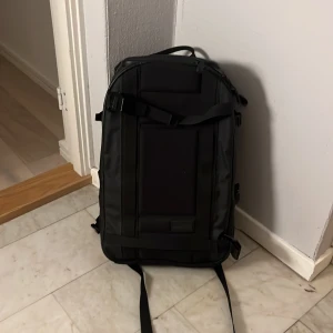 Douchebag the backpack pro  - Säljer stor douchebag väska perfekt för skolan eller resor. Väskan rymmer 26 liter och är i nyskick. Det medkommer straps för att kunna ha den på magen också.